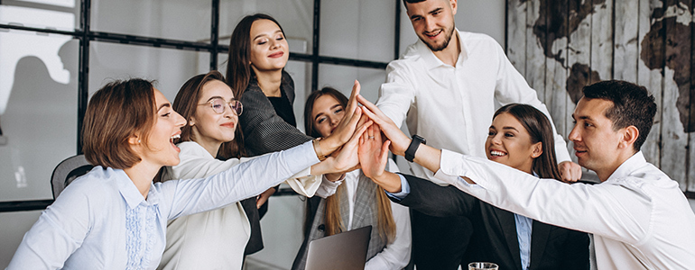 Empleados chocando la mano con sentido de pertenencia