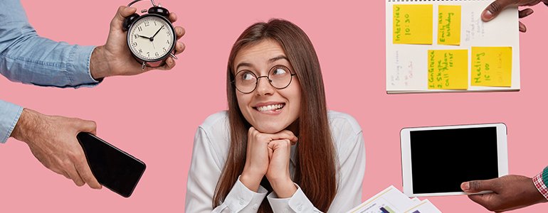Mujer emocionada por su semana laboral de 4 días